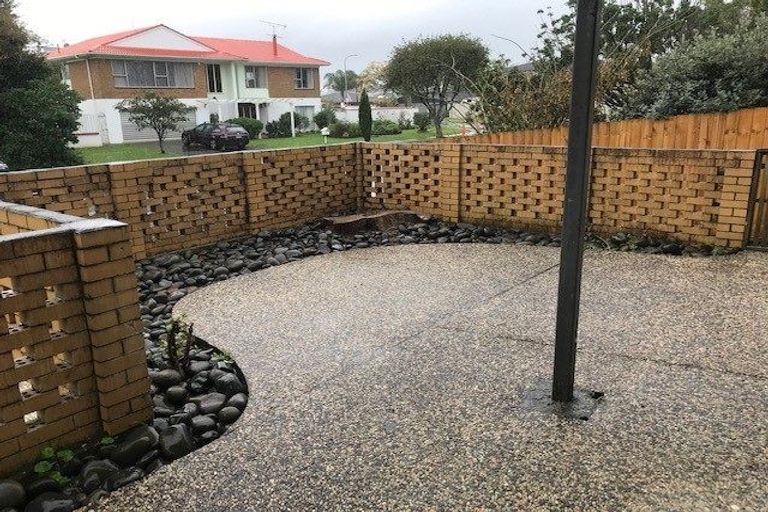 Photo of property in 12 Prince Regent Drive, Half Moon Bay, Auckland, 2012