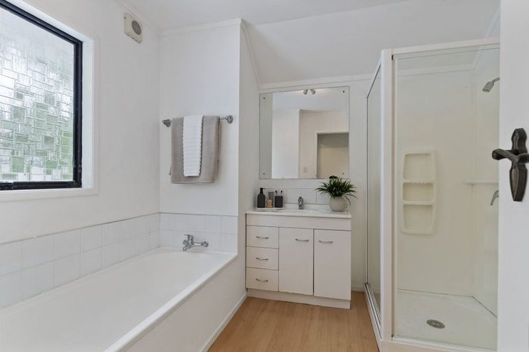 Photo of property in 2/30 Vauxhall Road, Devonport, Auckland, 0624