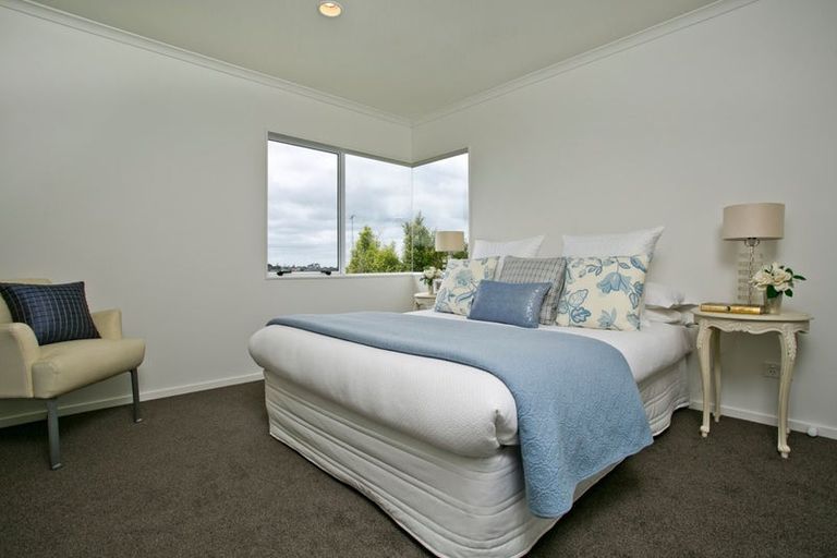 Photo of property in 3/8a Target Road, Totara Vale, Auckland, 0629