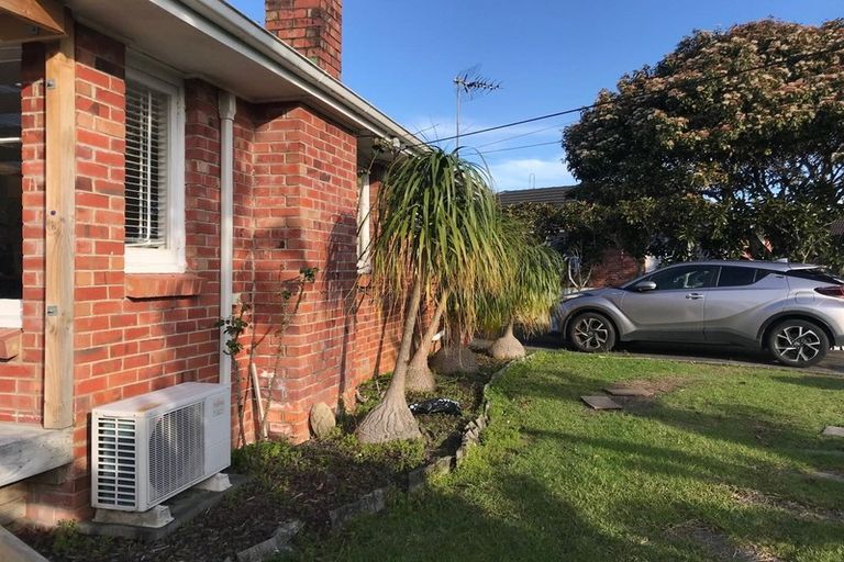 Photo of property in 15 Rixon Place, Te Atatu Peninsula, Auckland, 0610