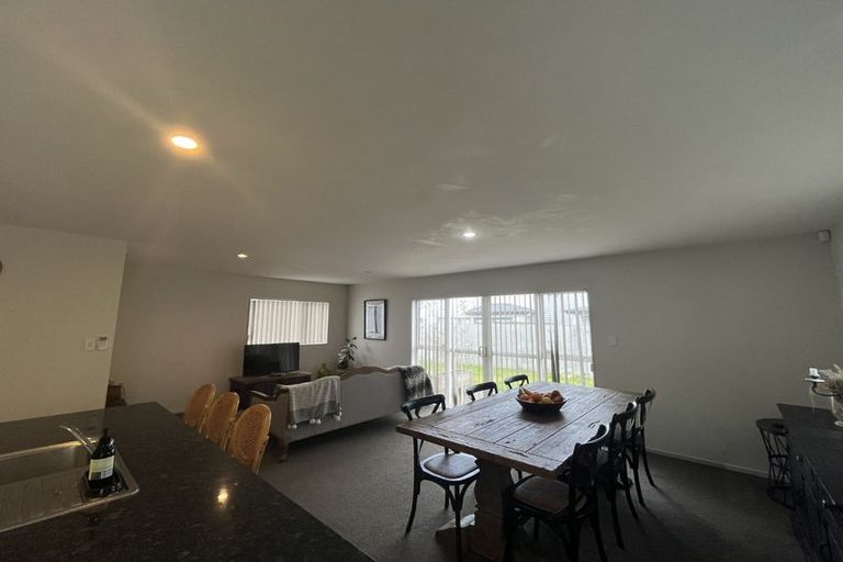 Photo of property in 22 Popokatea Drive, Takanini, 2112