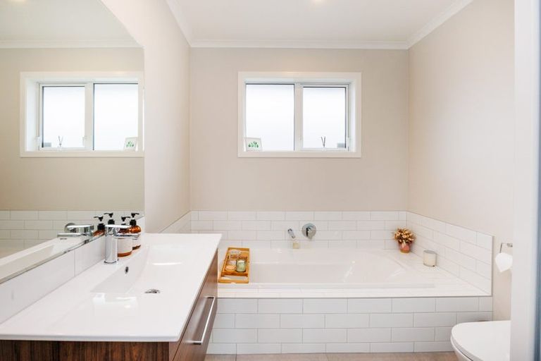 Photo of property in 16 Cyprus Place, Fitzherbert, Palmerston North, 4410