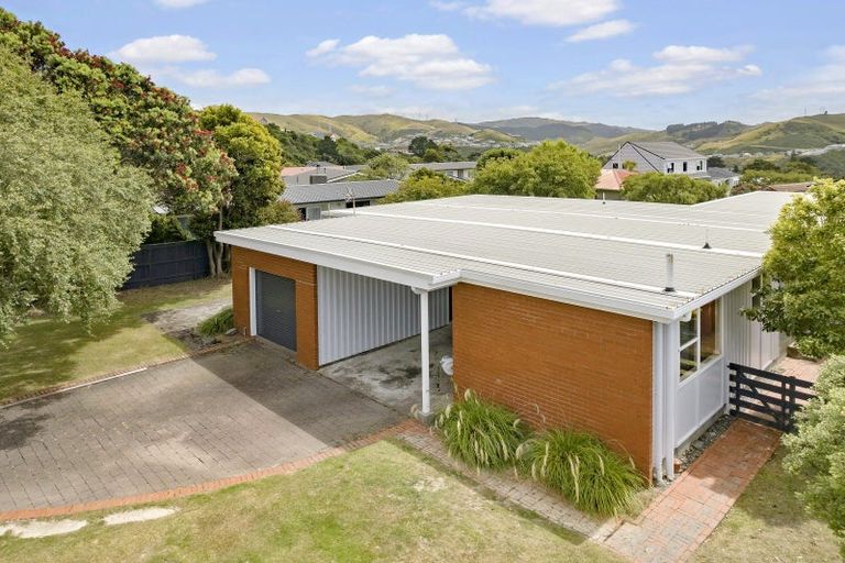 Photo of property in 50 Churton Drive, Churton Park, Wellington, 6037