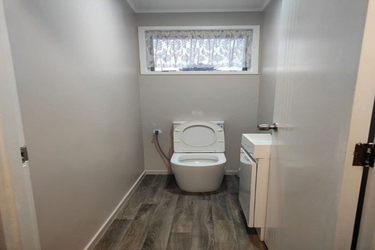 Photo of property in 20 Foyle Place, Glendene, Auckland, 0602