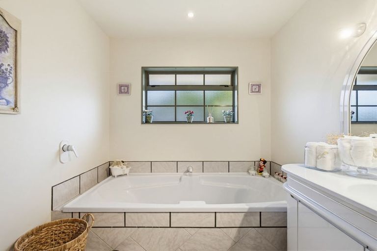 Photo of property in 14 Holdsworth Drive, Otamatea, Whanganui, 4500