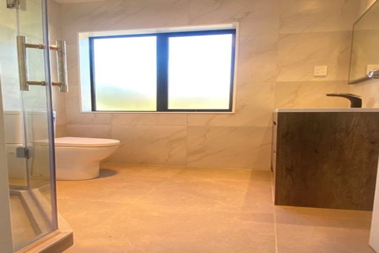 Photo of property in 13b Tenbless Court, Unsworth Heights, Auckland, 0632