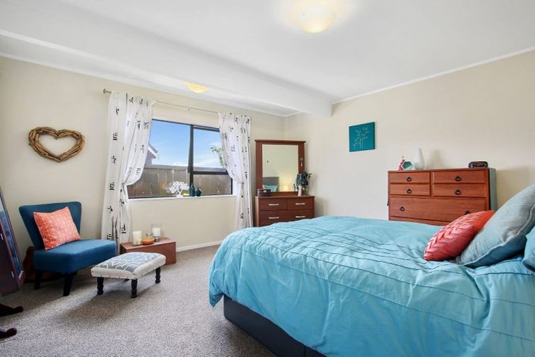 Photo of property in 1/26 Petrel Place, Massey, Auckland, 0614
