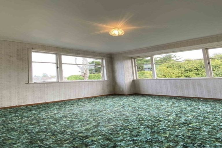 Photo of property in 62 Royal View Road, Te Atatu South, Auckland, 0610