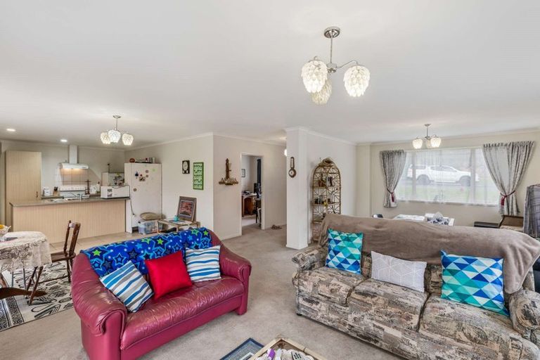 Photo of property in 37 Cabeleigh Drive, Helensville, 0800