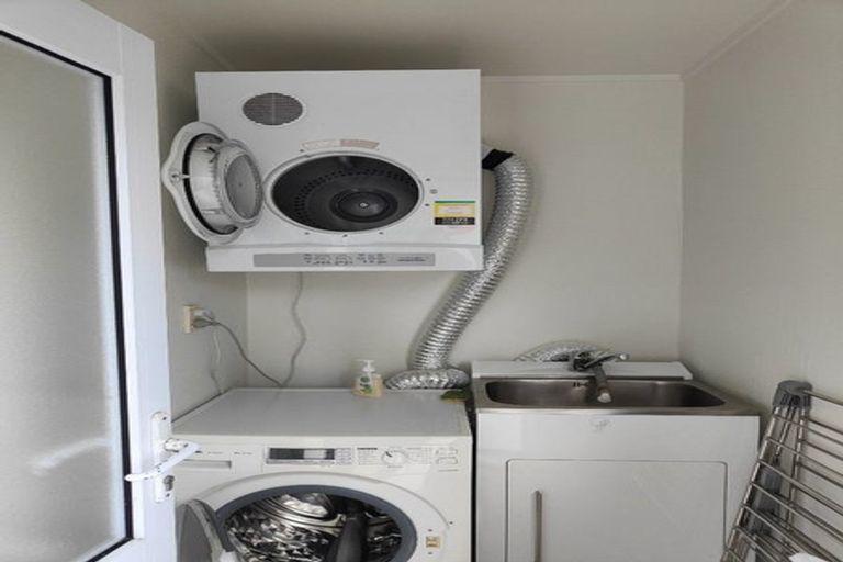 Photo of property in 5a The Esplanade, Eastern Beach, Auckland, 2012