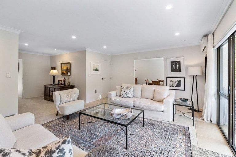 Photo of property in 33 Homewood Place, Chatswood, Auckland, 0626