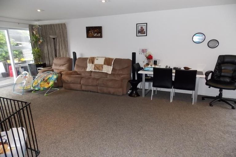 Photo of property in 11a Pinkerton Grove, Newlands, Wellington, 6037