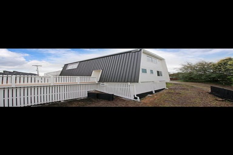 Photo of property in 18 Edgerton Road, Te Atatu Peninsula, Auckland, 0610
