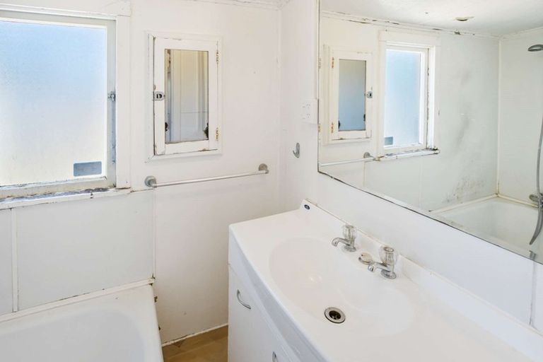 Photo of property in 1 Manuka Street, Castlecliff, Whanganui, 4501