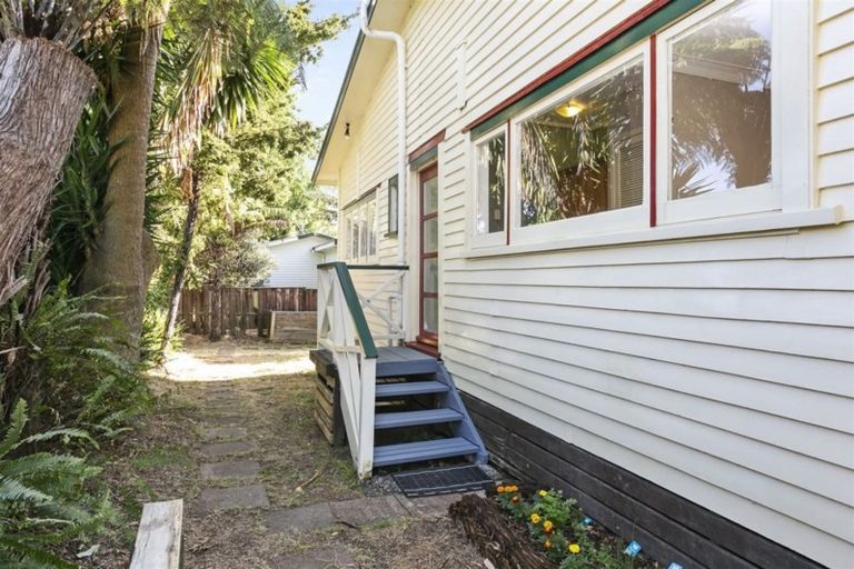 Photo of property in 18 Gill Avenue, Te Atatu Peninsula, Auckland, 0610