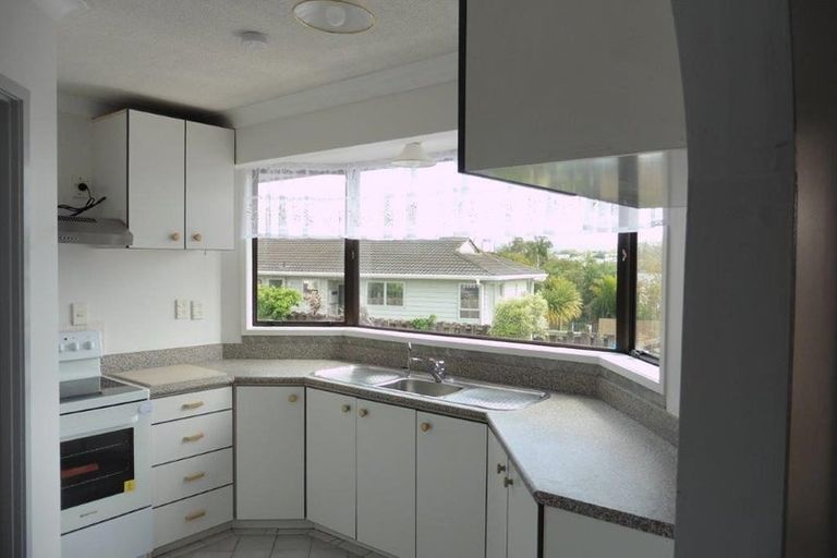 Photo of property in 37 Kirrie Avenue, Te Atatu South, Auckland, 0610