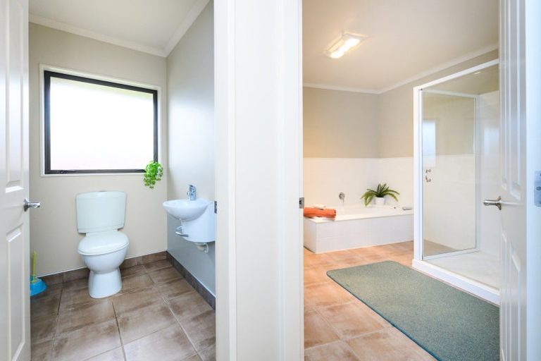 Photo of property in 6 Ron Place, Fitzherbert, Palmerston North, 4410