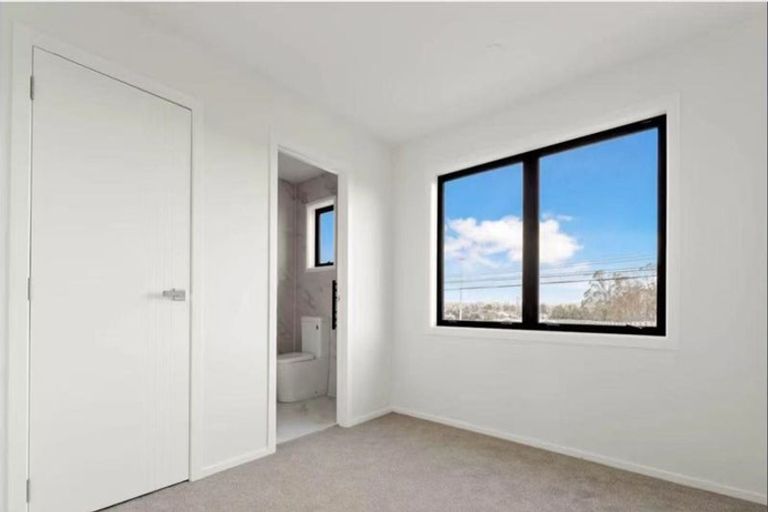 Photo of property in 2a Clinker Place, New Lynn, Auckland, 0600