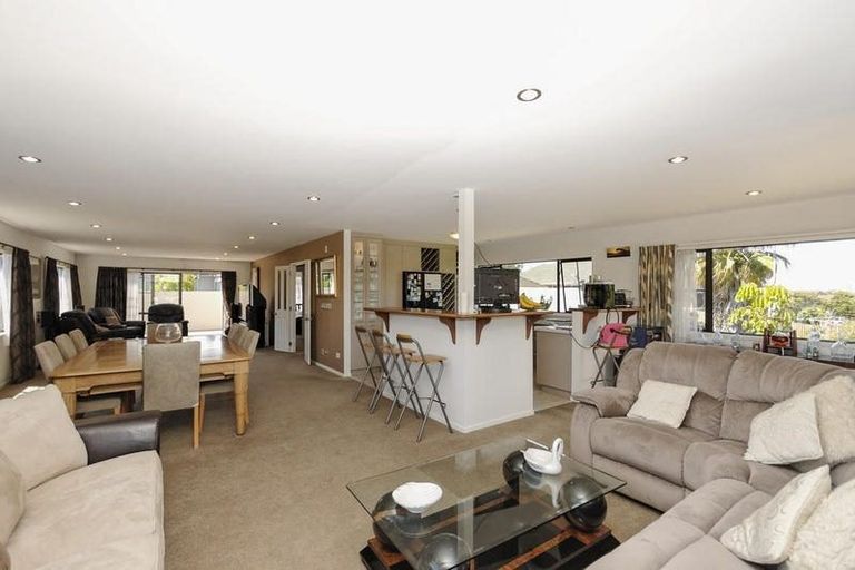 Photo of property in 2 Cyclarama Crescent, Massey, Auckland, 0614