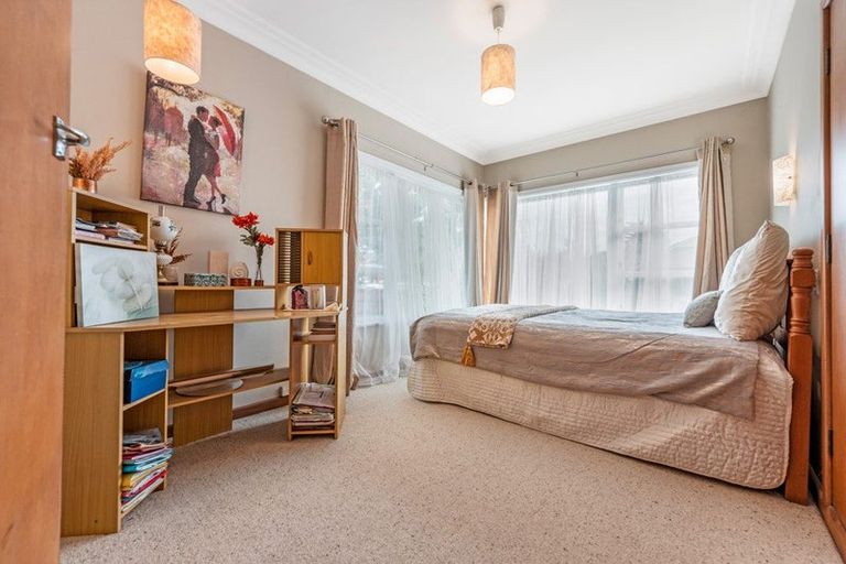 Photo of property in 1a Wakeling Avenue, Te Atatu South, Auckland, 0610