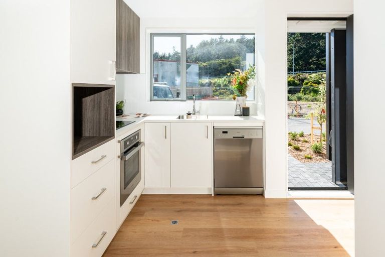 Photo of property in 84 Ara Paiwhenua, Tawa, Wellington, 5028