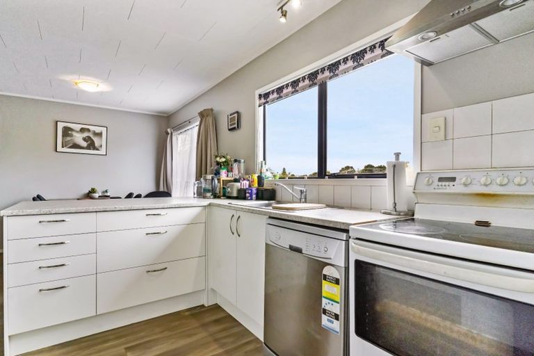 Photo of property in 2/20 Landsdale Place, Massey, Auckland, 0614