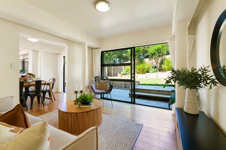 Photo of property in 148 Red Beach Road, Red Beach, 0932