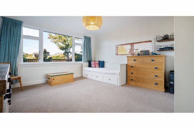 Photo of property in 24 Derrett Place, Saint Martins, Christchurch, 8022