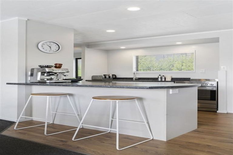 Photo of property in 8 Brookfield Road, Te Atatu Peninsula, Auckland, 0610