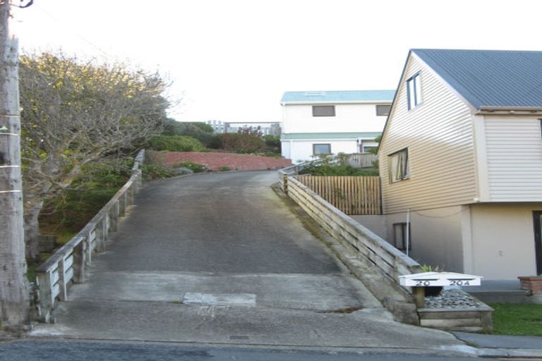 Photo of property in 20 Lyndfield Lane, Newlands, Wellington, 6037