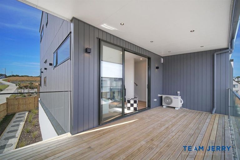 Photo of property in 1 Heketara Way, Massey, 0614