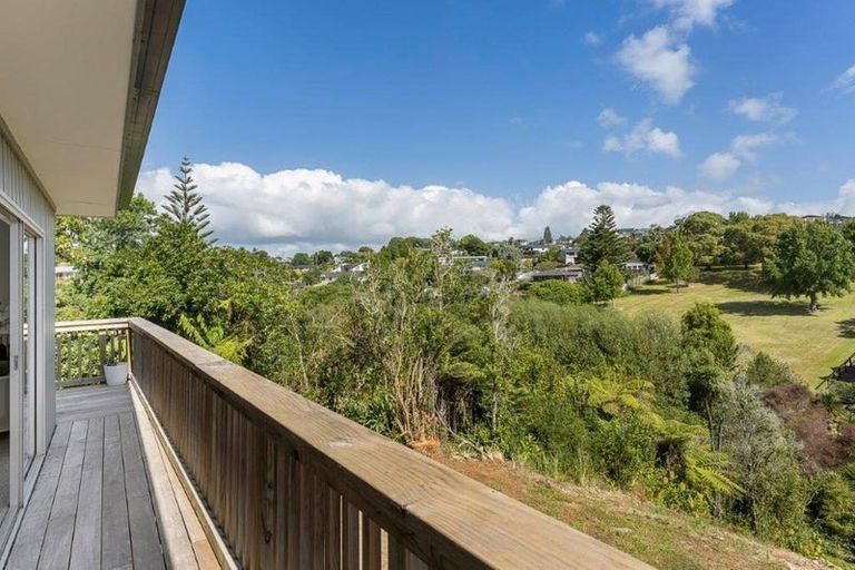 Photo of property in 3 Micawber Place, Mellons Bay, Auckland, 2014