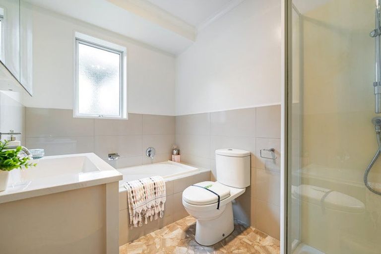 Photo of property in 1d Kuaka Place, New Lynn, Auckland, 0600