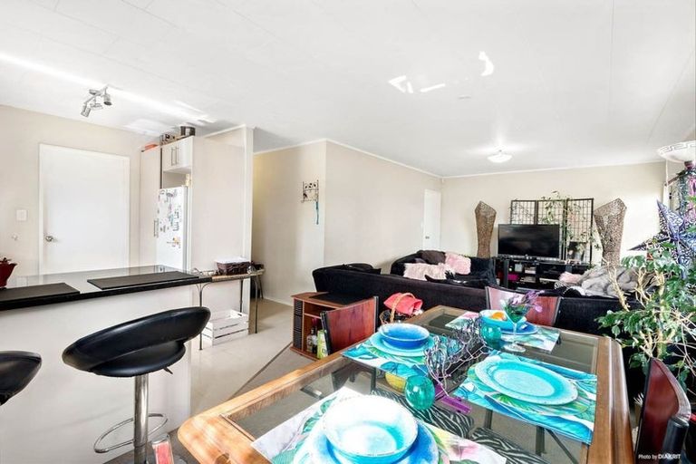 Photo of property in 23 Riverton Drive, Randwick Park, Auckland, 2105