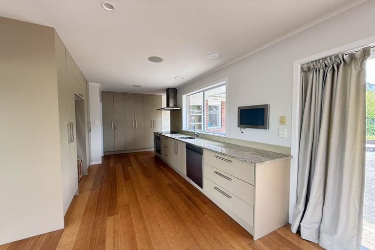 Photo of property in 9 Selwyn Crescent, Forrest Hill, Auckland, 0620