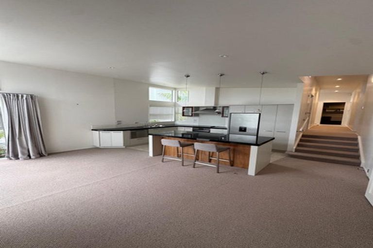 Photo of property in 8a Glenfield Road, Birkenhead, Auckland, 0626