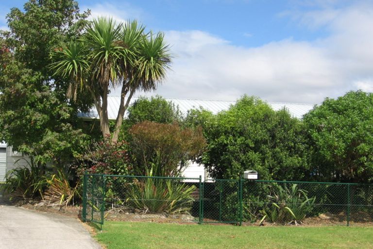 Photo of property in 3 Daphne Street, Kelston, Auckland, 0602