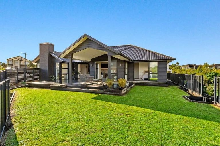 Photo of property in 82 Hayfield Way, Karaka, Papakura, 2113