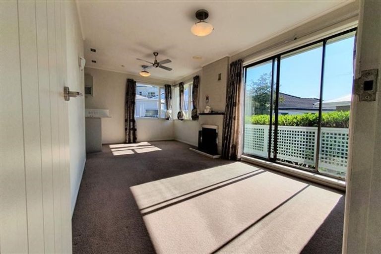 Photo of property in 1/26 Becroft Drive, Forrest Hill, Auckland, 0620