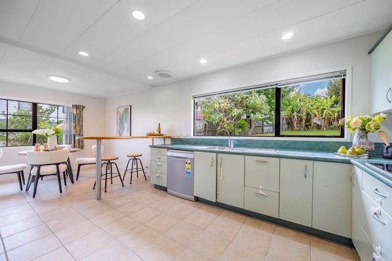 Photo of property in 13 Santiago Crescent, Unsworth Heights, Auckland, 0632