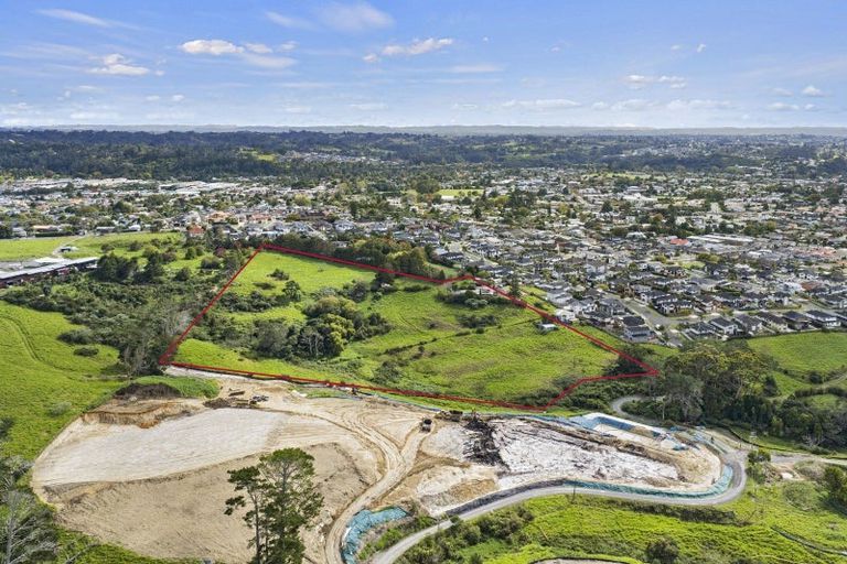 Photo of property in 16 Babich Road, Henderson Valley, Auckland, 0614