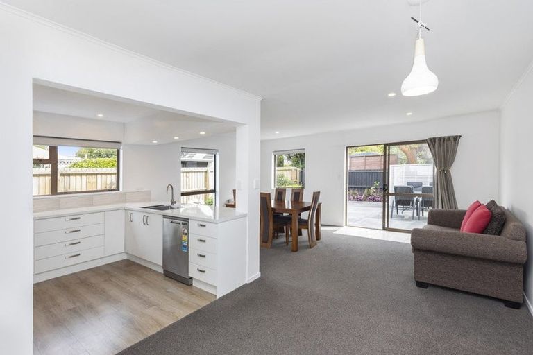 Photo of property in 2/76 Hinau Street, Riccarton, Christchurch, 8041