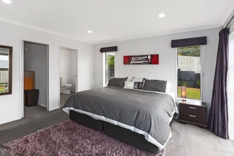 Photo of property in 28 Kilkelly Close, Tawa, Wellington, 5028