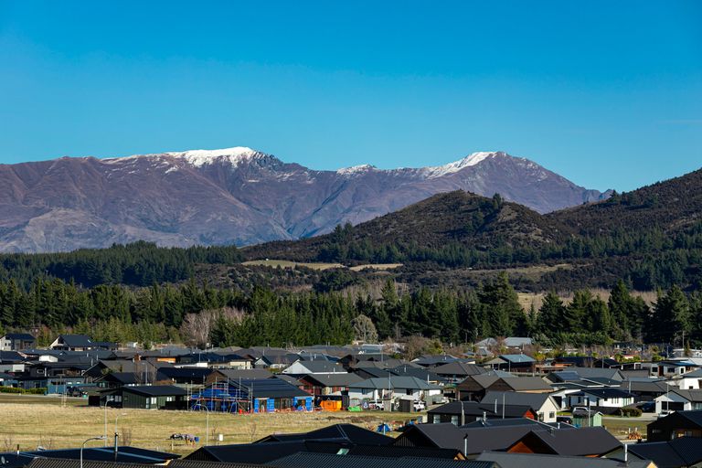 Photo of property in 33 Tomtit Crescent, Lake Hawea, 9382