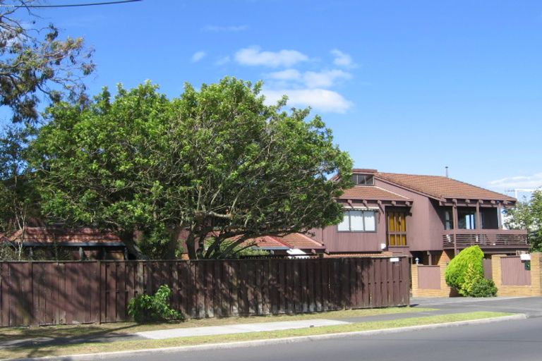 Photo of property in 189a East Coast Road, Castor Bay, Auckland, 0620