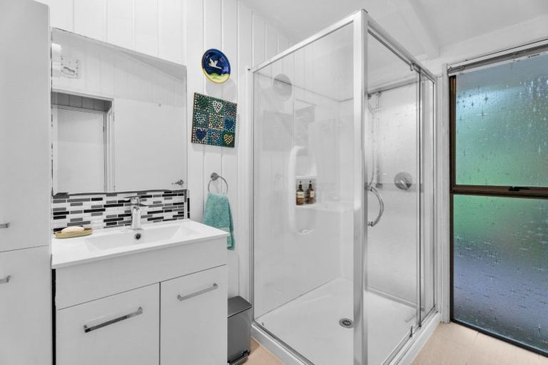 Photo of property in 185 Laingholm Drive, Laingholm, Auckland, 0604