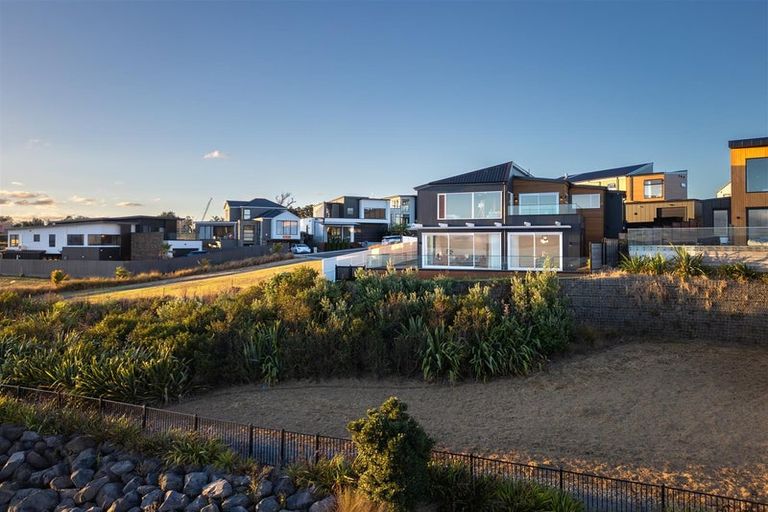 Photo of property in 4 Seawind Way, Hobsonville, 0616