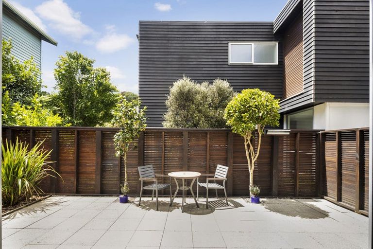 Photo of property in 4 Tiketike Way, Brooklyn, Wellington, 6021