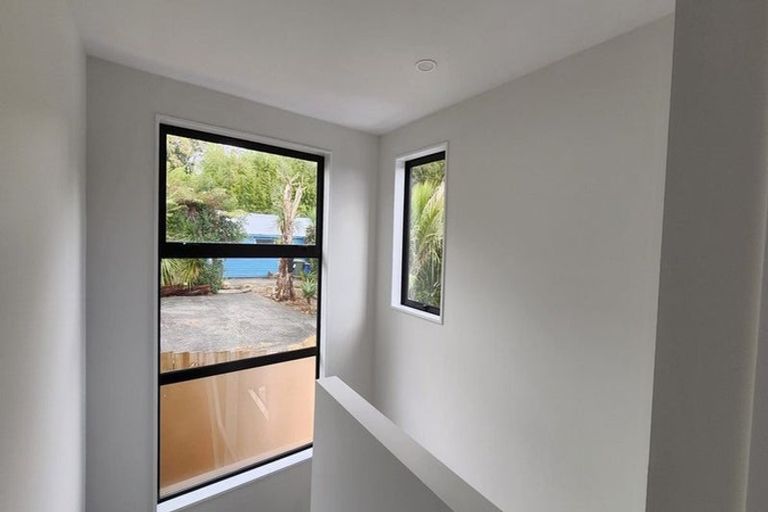 Photo of property in 17 Tokai Place, Glen Eden, 0602