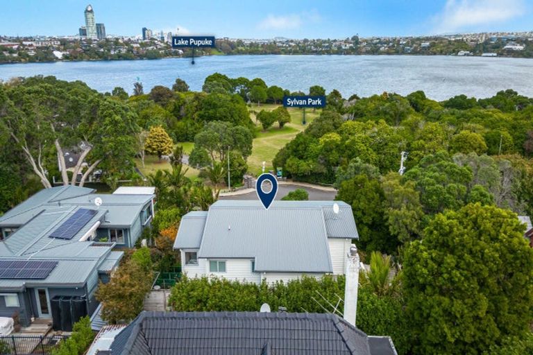 Photo of property in 18a Sylvan Park Avenue, Milford, Auckland, 0620